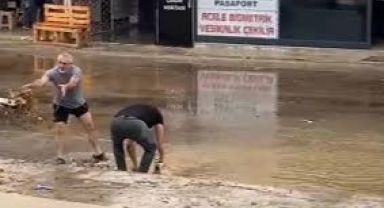 Foça'yı Yine Sel Aldı
