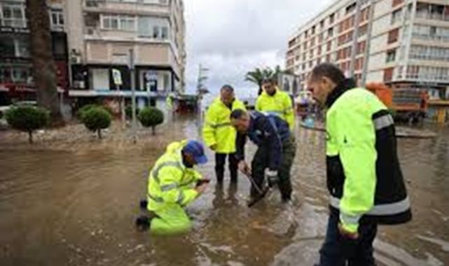 İzmir'de Deniz Yükseldi