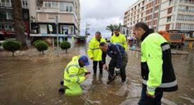 İzmir'de Deniz Yükseldi