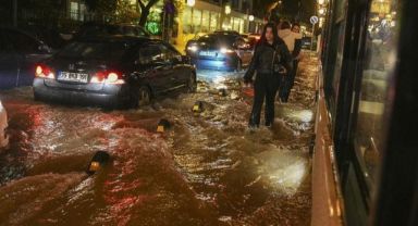 İzmir’de Sağanak Hayatı Felç Etti