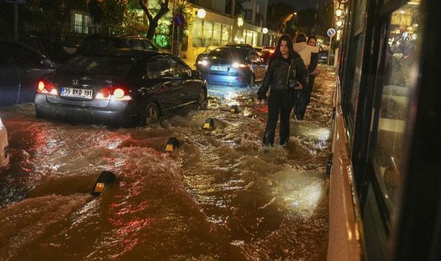 İzmir’de Sağanak Hayatı Felç Etti