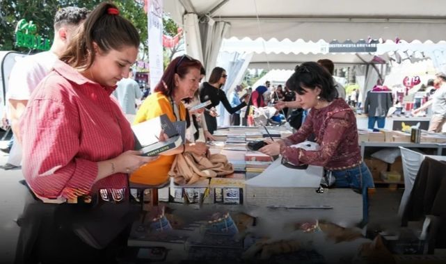 İzmir’de Edebiyat Rüzgarı Esti