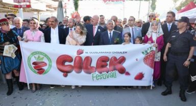 Menemen’de çilek coşkusu dünyaya taştı
